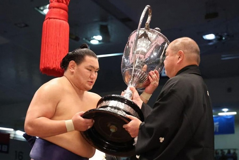Одзэки Хосёрю Бямбасурэн выиграл Кубок Императора на Хацу Басё