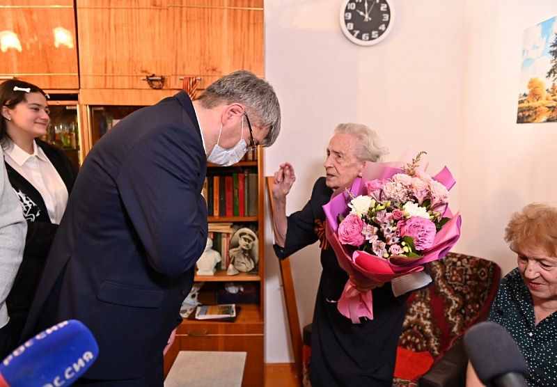 Алексей Цыденов поздравил 97-летнюю ветерана трудового фронта с 8 марта