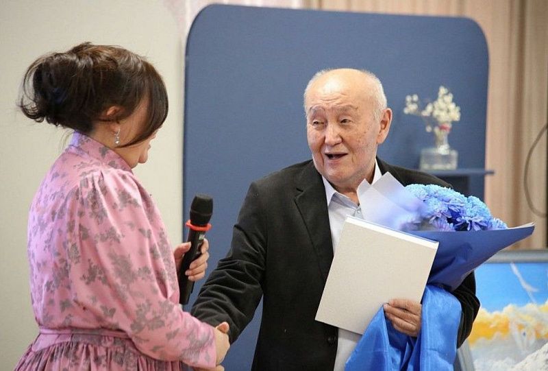 В Национальной библиотеке презентовали поэму Баира Дугарова «Стрела Хухэдэя»