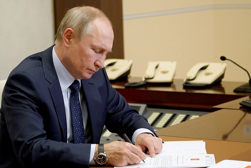Путин подписал закон о штрафах за продажу детям вейпов и табака