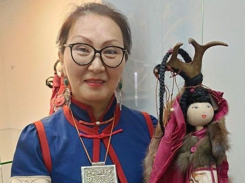 Мастер из Бурятии - дипломант престижного фестиваля "Мир Сибири" с костяными куклами в авторской росписи