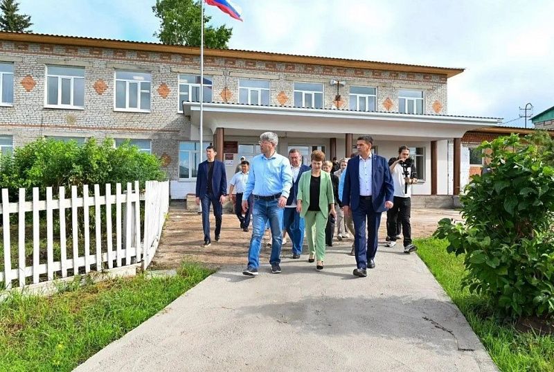 Глава Бурятии проинспектировал ход ремонта школ в Тарбагатайском районе