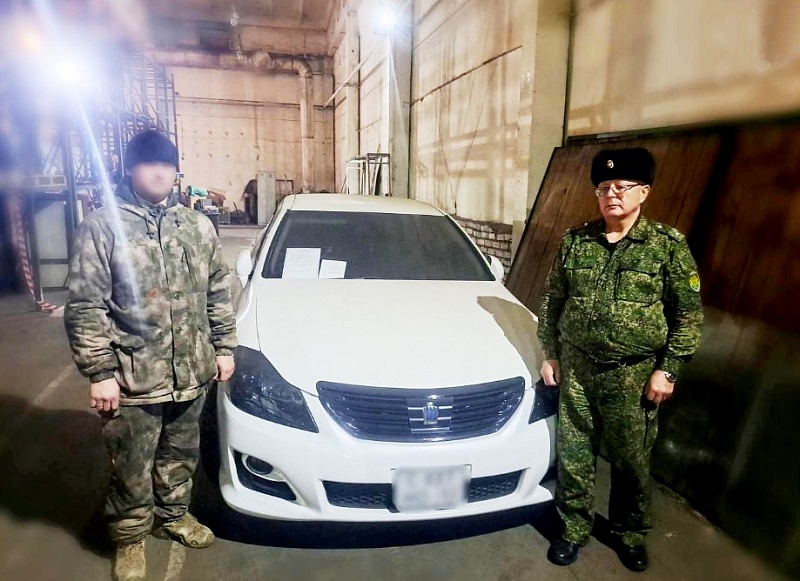Бурятские таможенники передали конфискованный автомобиль в Министерство обороны