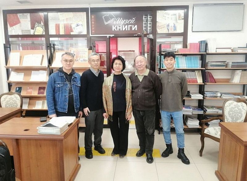 Члены Монгольского и Японского библейских обществ посетили Национальную библиотеку Бурятии