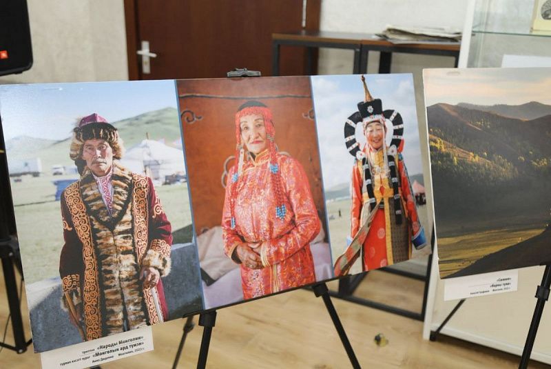 Фотовыставка "Кочевник" открылась в Русском доме в Улан-Баторе