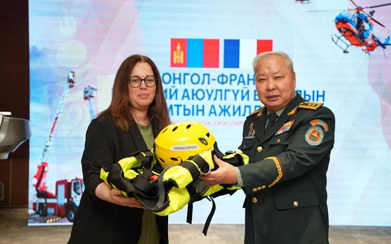 Франция передала Монголии оборудование для спасения на воде