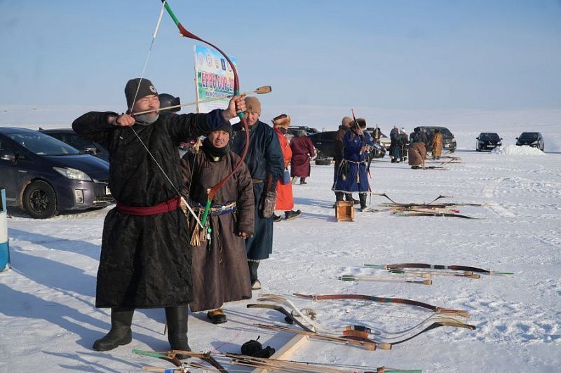 В аймаке Сэлэнгэ состоялось международное соревнование по стрельбе из лука на льду
