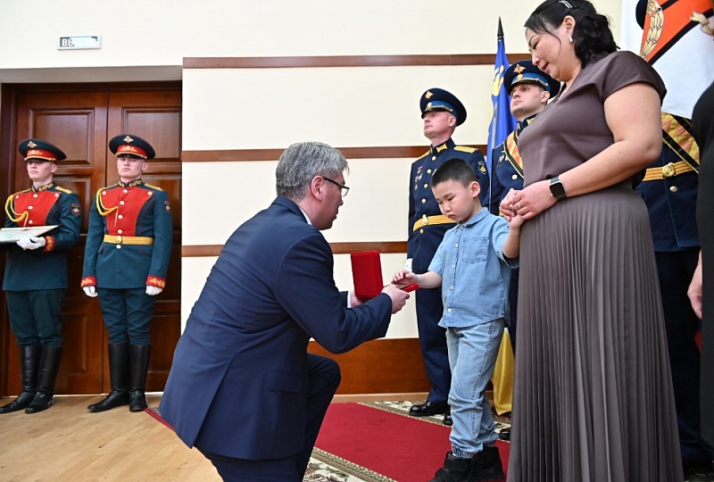 Спас товарищей ценою собственной жизни: семье Балты Цыренжапова вручили Звезду Героя Российской Федерации