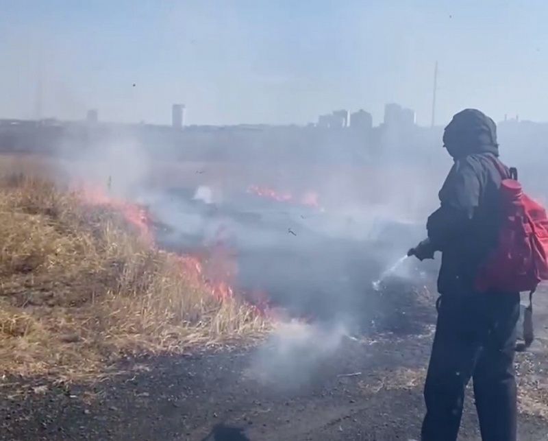 В Улан-Удэ начались профилактические отжиги сухой травы 