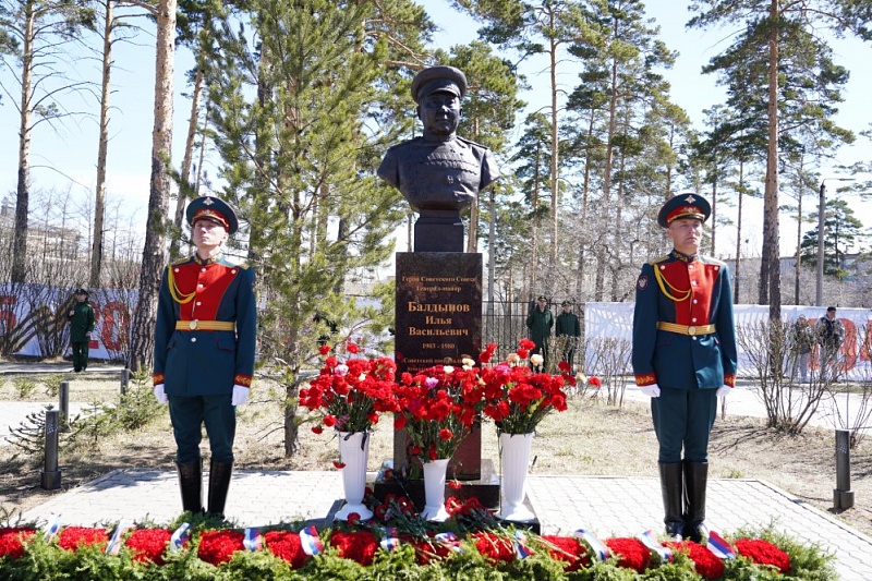80-лет Победы: Памятник выдающемуся военному деятелю Илье Балдынову открыли в Улан-Удэ