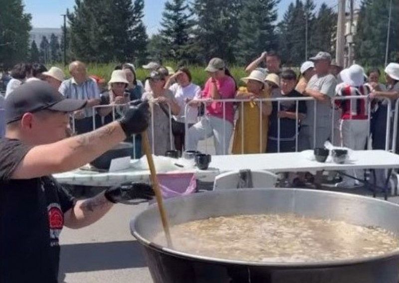 300 литров традиционного кара-муна приготовили в Туве на гастрофестивале в рамках Наадыма