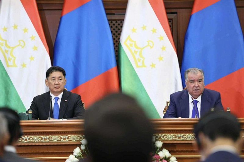 Президенты Монголии и Таджикистана провели совместную пресс-конференцию для СМИ