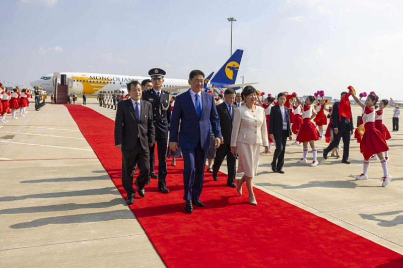 Президент Монголии прибыл в Китай для участия в саммите ШОС