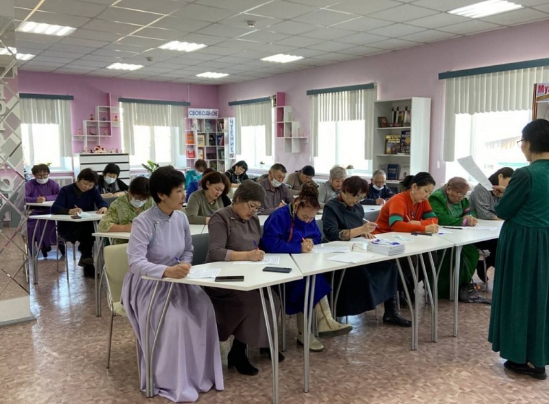 «А» үзэг эрдэмэй дээжэ!» - в России написали Всебурятский диктант «Эрдэм»
