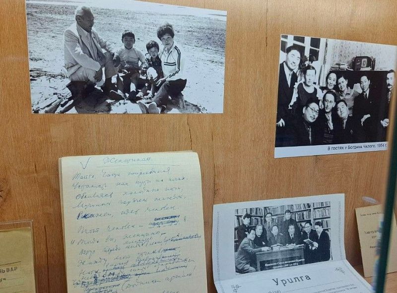 В Национальной библиотеке Бурятии открылась выставка личных вещей поэта Дамбы Жалсараева