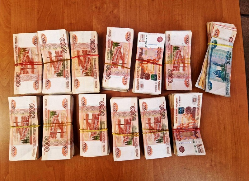 Более 12,6 млн рублей обнаружили сотрудники Бурятской таможни у двух иностранцев