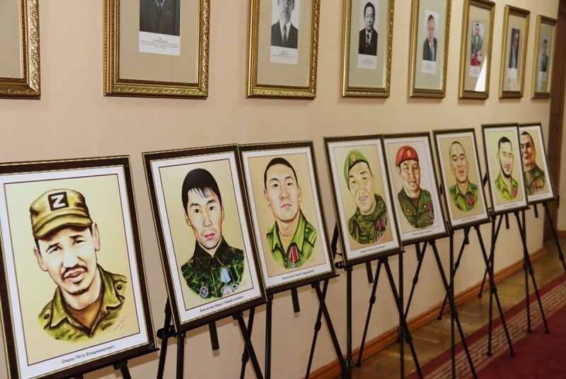 В парламенте Тувы открылась выставка, посвященная Героям СВО