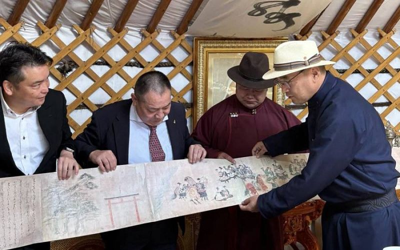 В музей «Хархорум» передали копию свитка о монгольском вторжении