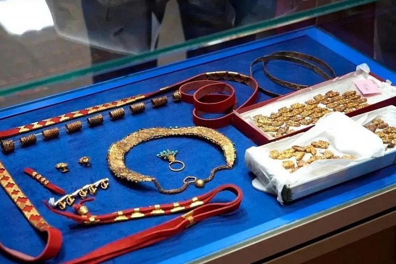 В Туву возвращена отреставрированная Эрмитажем часть скифских украшений из кургана Чинге-Тей