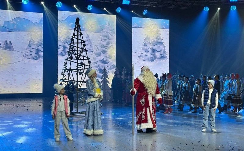 Представления новогодней елки Главы Бурятии начались в Улан-Удэ