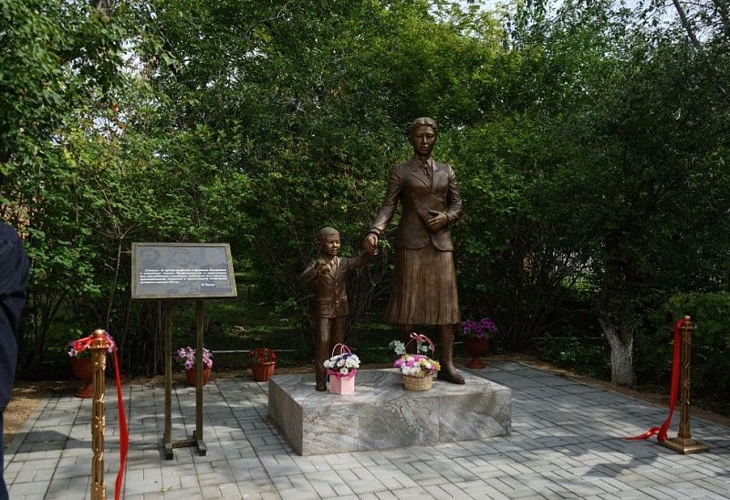 Памятник Учителю открыли в Бурятии