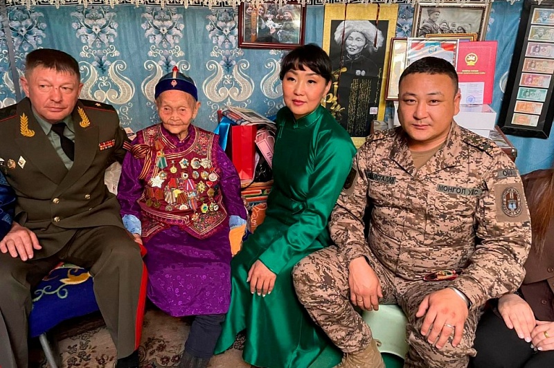 В Монголии наградили российской медалью 102-летнюю участницу встречи со Сталиным