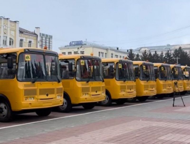 Ключи от новых школьных автобусов вручили школам Бурятии