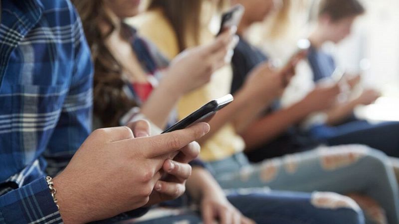 Более 80% детей проводят в интернете свыше трех часов в день — исследование