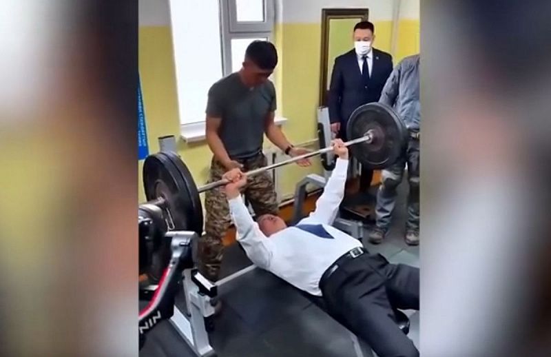 У.Хурэлсух 20 раз выжал 100-килограммовую штангу. ВИДЕО